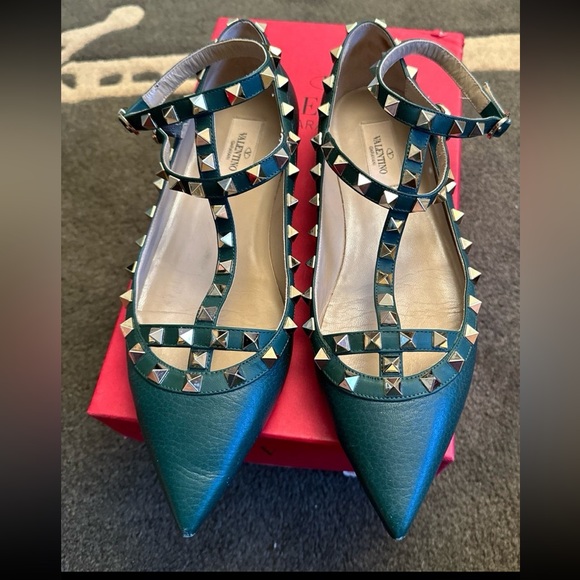 Valentino Garavani dark green caviar leather flats w/gold tone rock studs Sz 8.5
